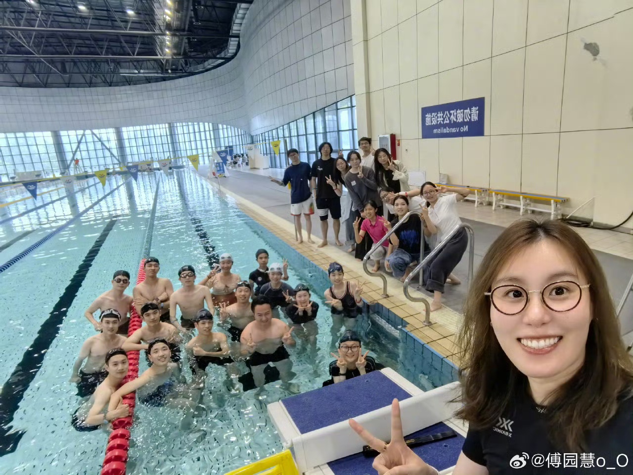 要和她一样, 的合影, 傅园慧在社 要和她一样, 的合影, 傅园慧在社